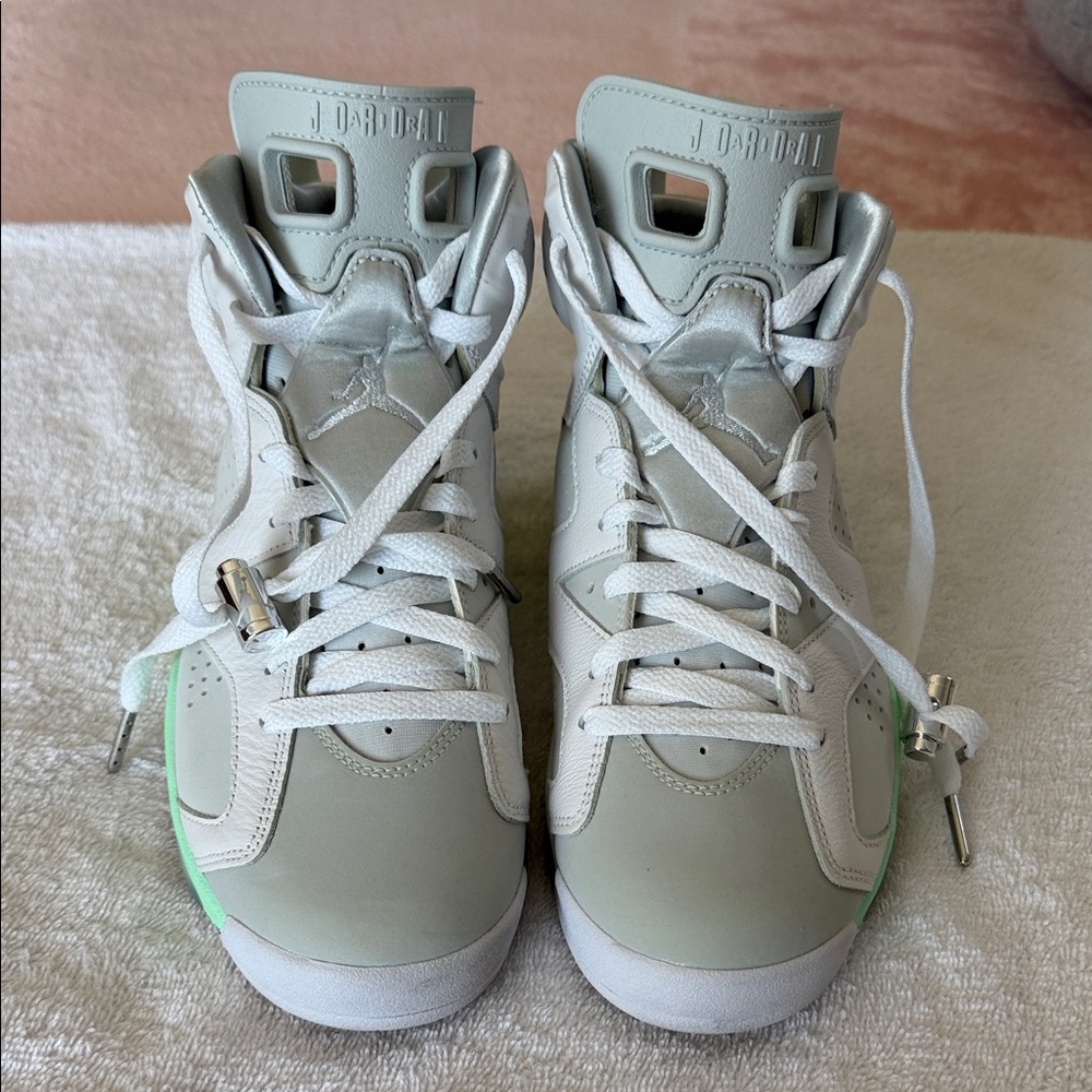 Jordan 6 Retro
Mint Foam (Women's)